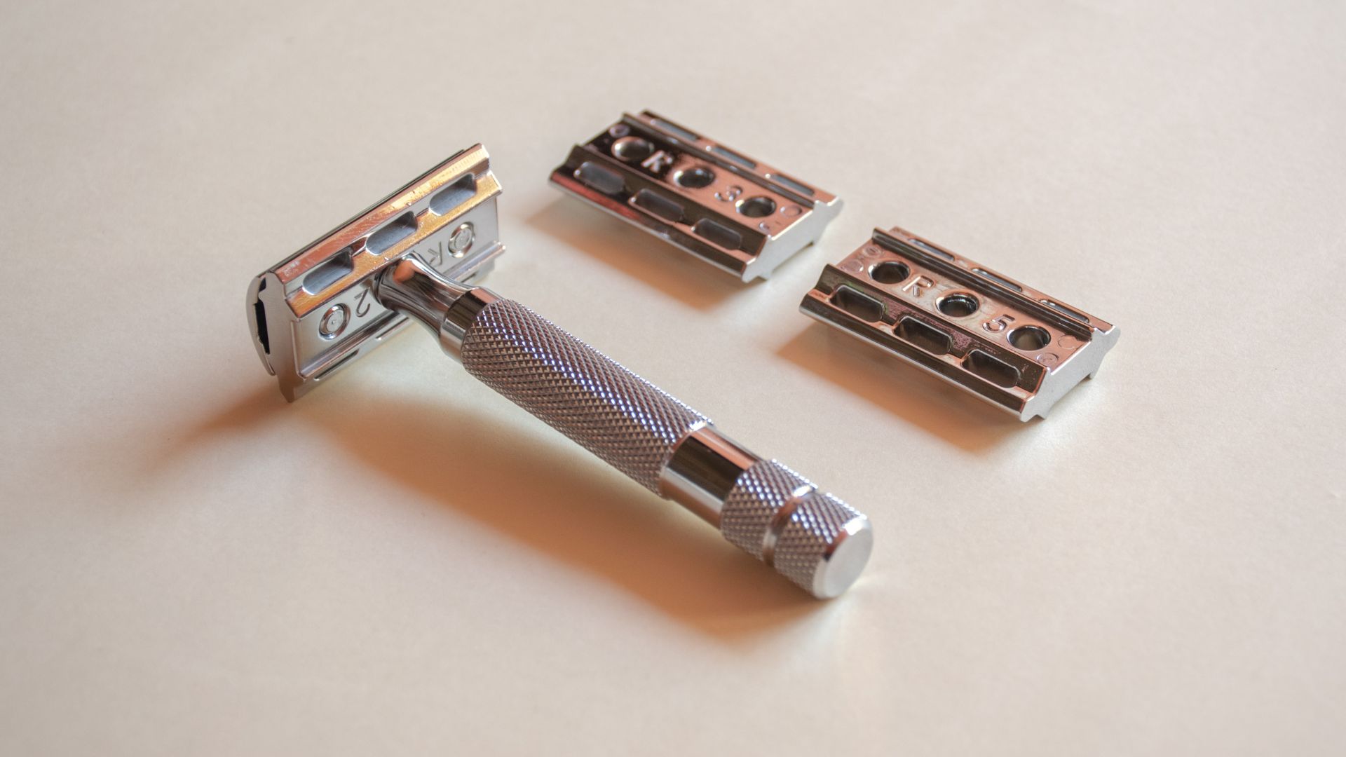 säkerhetshyvel ligger med 2 "kammar bredvid för att symbolisera slant bar vs closed comb vs open comb