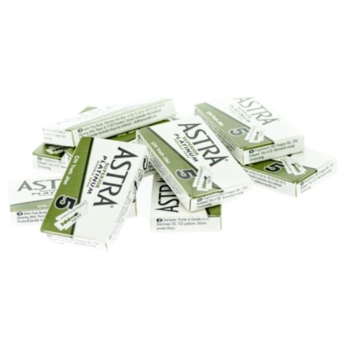 Flera paket med Astra blad till säkerhetshyvel ligger i en hög